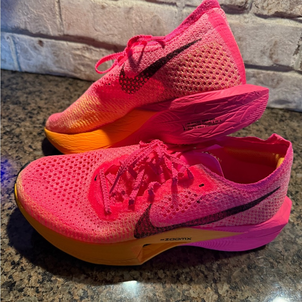 Nike vaporfly 3
Hyperpink and orange